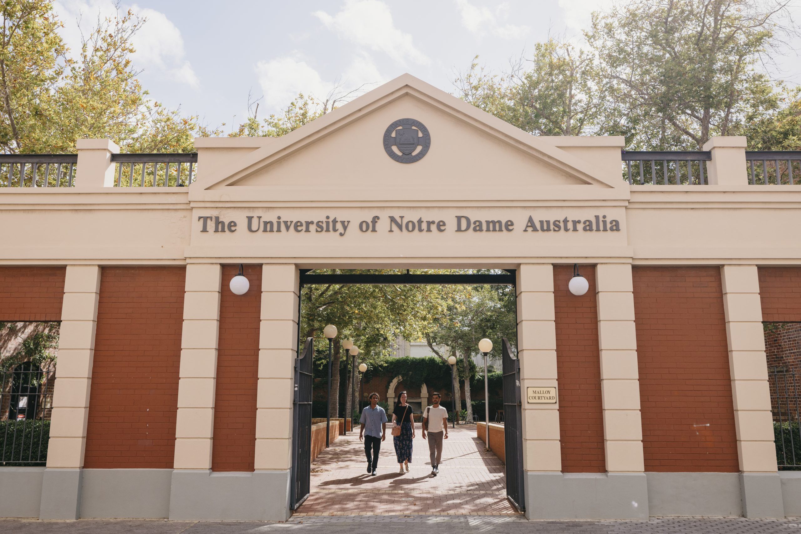 THE UNIVERSITY OF NOTRE DAME
