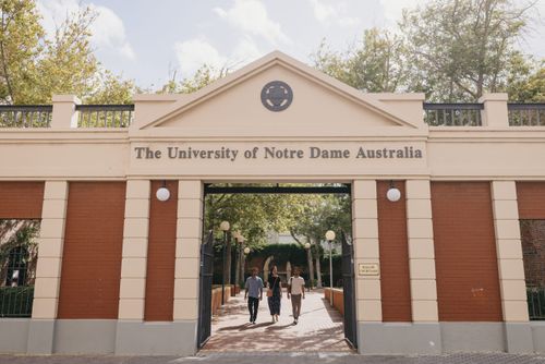 Логотип THE UNIVERSITY OF NOTRE DAME