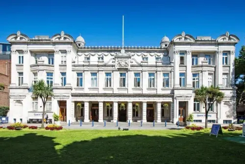 Логотип Queen Mary University of London