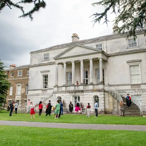 Логотип University of Roehampton